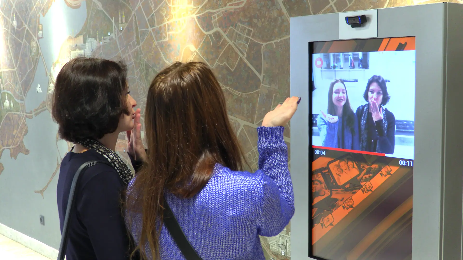 Visitors of the museum blow everybody a kiss!)