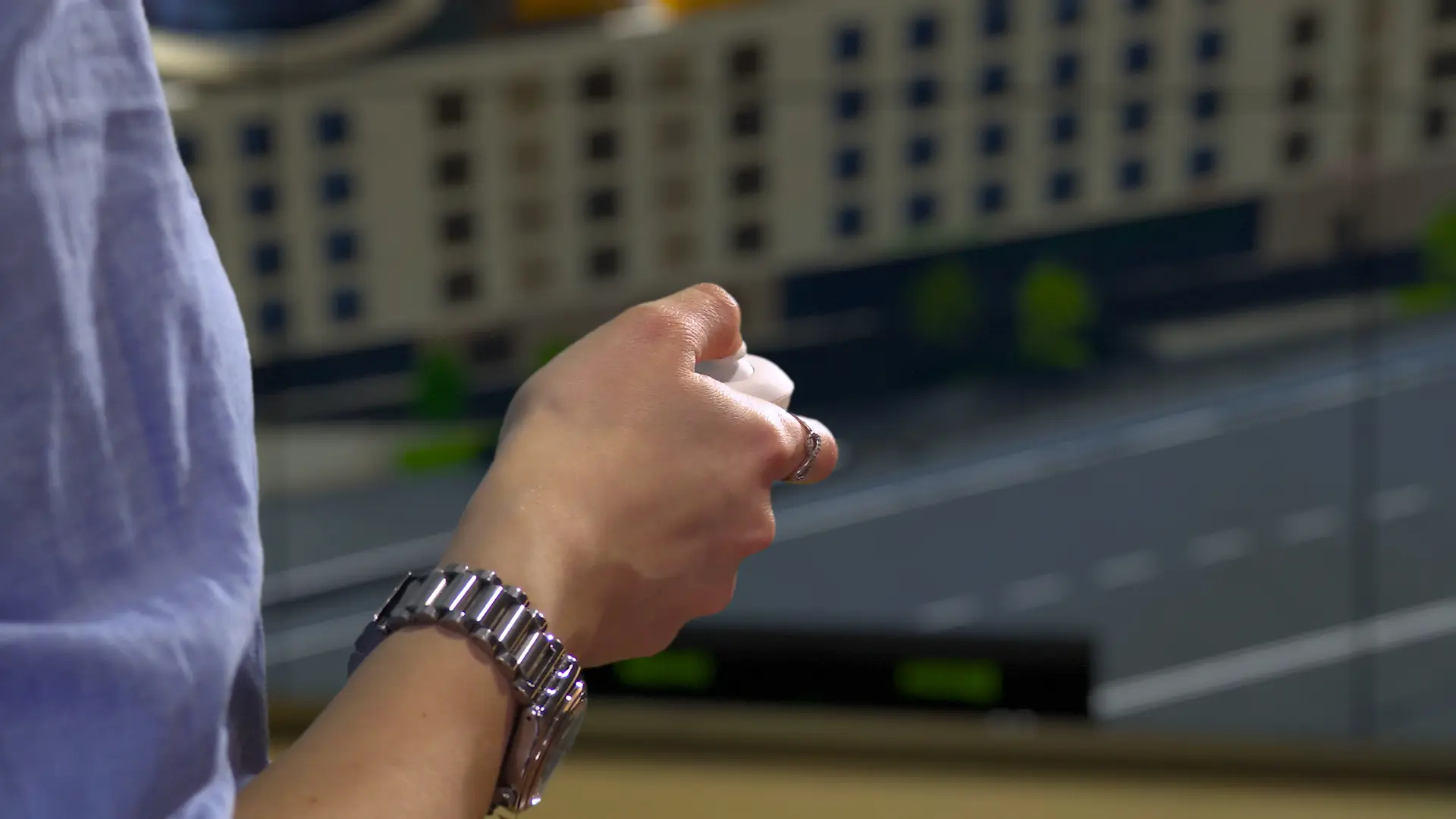 You can manage the virtual tour with a wireless joystick.