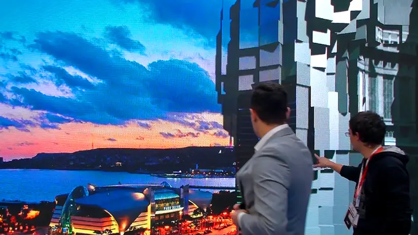 Rotating virtual cubes are about to present a photo of old Baku.
