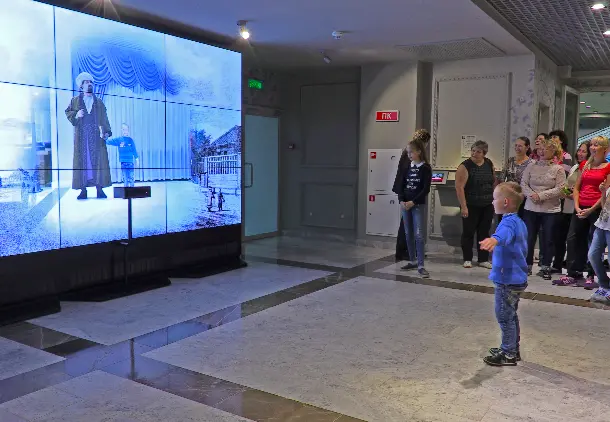 Everyone wants to have a photo with a historical character.