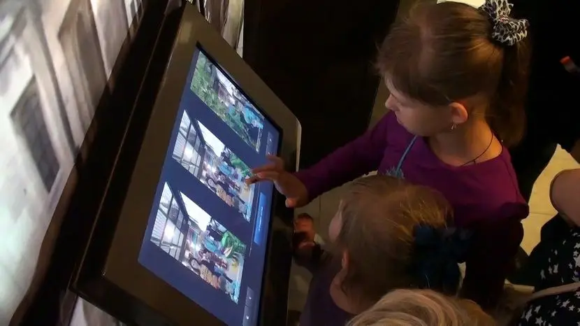 The eKiosk that you can use to send memorable photos to your email.