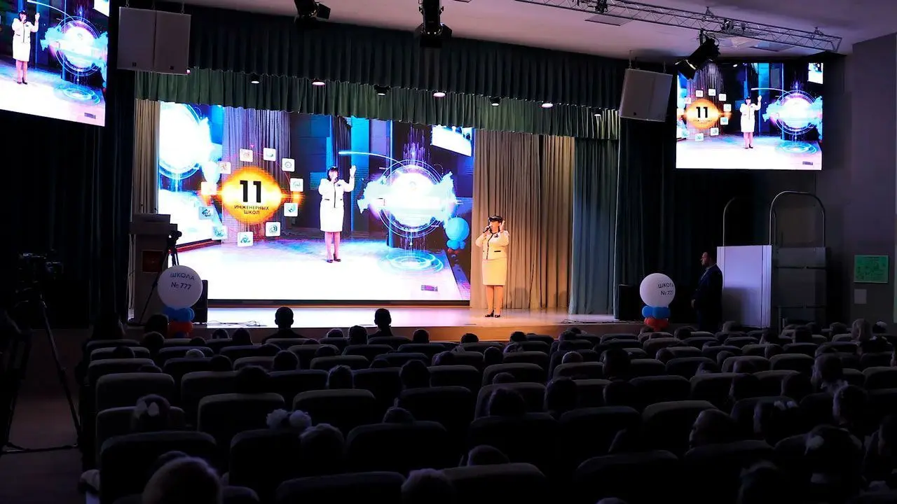 The orator could observe the virtual scene unfolding around her in augmented reality.